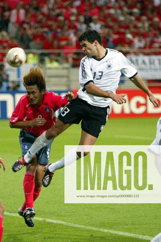 Michael Ballack (re., Deutschland) gegen Yoo Sang-Chul (Südkorea) Fußball WM Herren Weltmeisterschaft 2002, Länderspiel, Halbfinale, Nationalmannschaft, Nationalteam, Nationaltrikot Gruppe WorldCupStadium Seoul Dynamik,