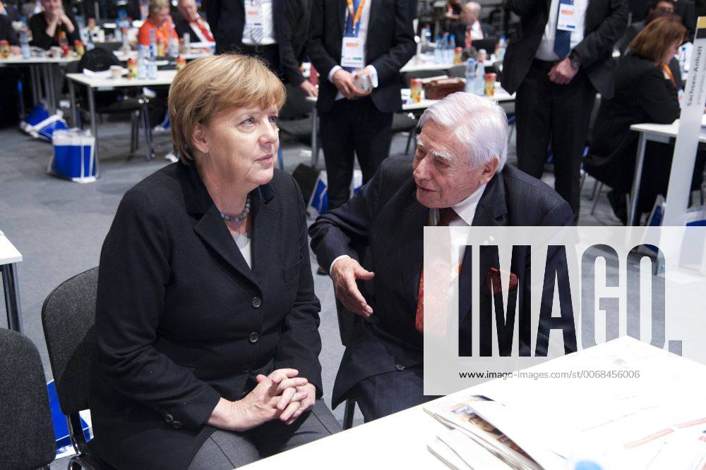 Angela MERKEL, Bundeskanzlerin und CDU-Vorsitzende, im Gespraech mit Christian SCHWARZ-SCHILLING, ehemaliger Bundespostminister, CDU-Parteitag 2015 in Karlsruhe vom 13.- 15.12.2015