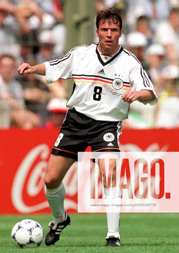 Lothar Matthäus mit Übersicht im Mittelfeld Fußball WM Herren Weltmeisterschaft 1998, Nationalmannschaft, Nationalteam, Nationaltrikot, Länderspiel, Vorrunde, Einzelbild Stade Felix Bollaert Lens Kraft, Konzentration,