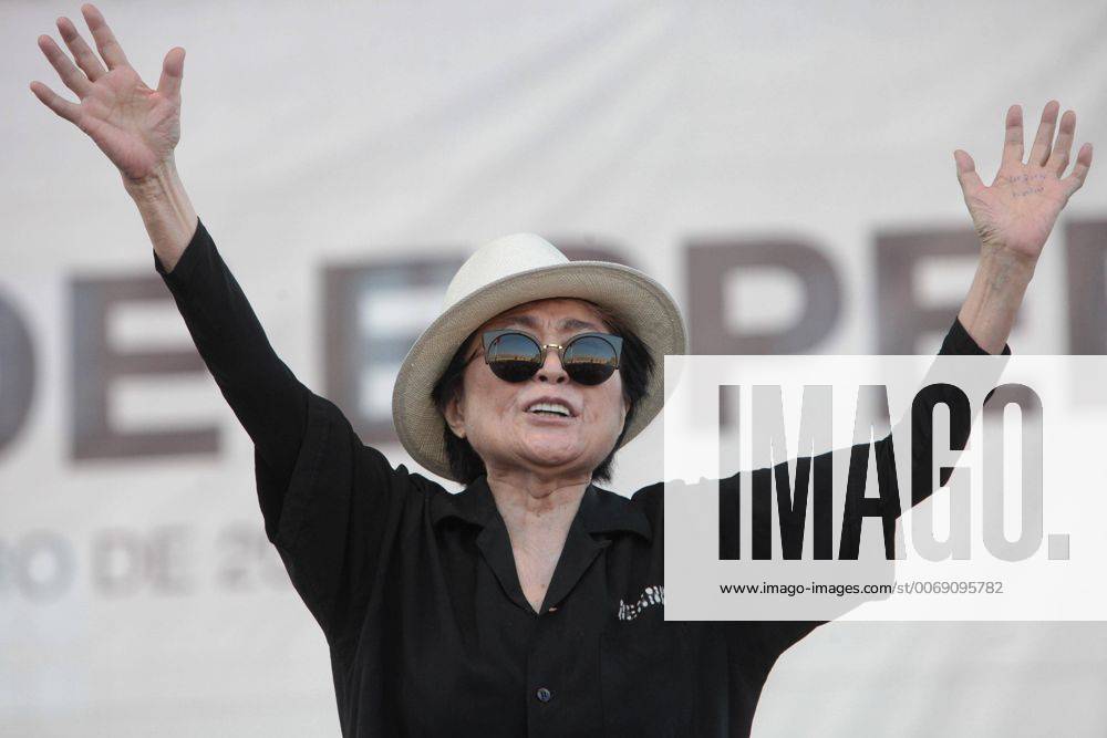 Japanese artist Yoko Ono (C) dances during the opening of the installation The tree of wishes at the main square of Mexico city, Mexico, 02 February 2016. EFE Sashenka Gutierrez OPENING OF THE THREE OF WISHES IN MEXICO !ACHTUNG: NUR REDAKTIONELLE NUTZUNG! MEX02 20160203-635900612990791595