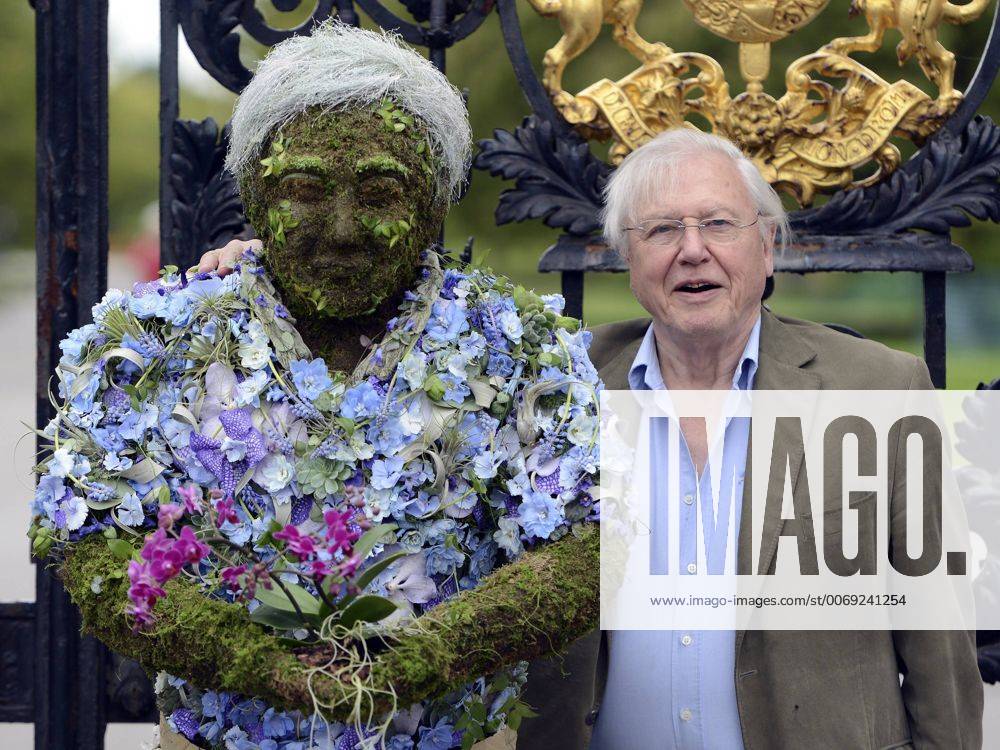 IMAGO ICONS: Sir David Attenborough May 17, 2012 - Kew, London, UK - Kew, UK SIR DAVID ATTENBOROUGH looks at the sculpture. A Photocall at Royal Botanic Gardens, Kew with Sir David Attenborough as he unveils and poses with a life-size sculpture of himself created by RHS Young Chelsea Florist of the Year 2009, 10 & 11 - Joe Massie. The artwork has been commissioned to celebrate the broadcaster s three part series Kingdom of Plants 3D with David Attenborough - which was filmed entirely at the Royal Botanic Gardens, Kew.. Photo credit : Stephen Simpson LNP - ZUMAl94_