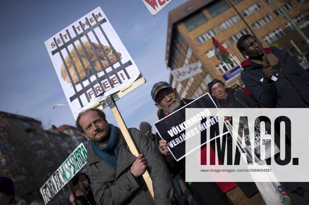 Gedenkmarsch Kolonialgeschichte DEU, Deutschland, Germany, Berlin, 27.02.2016 Demonstranten mit Plakat Voelkermord verjaehrt nicht und Set them Free beim 10. Gedenkmarsch zur Erinnerung an die afrikanischen Opfer von Versklavung, Kolonialismus und rassistischer Gewalt vom Komitee fuer ein afrikanisches Denkmal in Berlin und afrikanischer Vereine in Berlin. Dieser Gedenkmarsch wurde ins Leben gerufen, um der Forderung nach Anerkennung der Verbrechen gegen Schwarze Menschen und Menschen afrikanischer Herkunft Nachdruck zu verleihen. Anlass ist die Berliner Afrika-Konferenz von 1884 - 1885, auf der Afrika vor 130 Jahren unter den europaeischen Kolonialmaechten aufgeteilt wurde. Mehr als 30 Millionen Afrikanerinnen und Afrikaner wurden Opfer von Versklavung und kolonialen Verbrechen gegen die Menschlichkeit. Die von Deutschland an den Herero und Nama begangenen Voelkermorde in Namibia und di