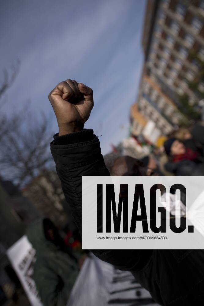 Gedenkmarsch Kolonialgeschichte DEU, Deutschland, Germany, Berlin, 27.02.2016 Demonstranten afrikanischer Herrkunft mit geballter Faust beim Singen der suedafrikanischen Hymne beim 10. Gedenkmarsch zur Erinnerung an die afrikanischen Opfer von Versklavung, Kolonialismus und rassistischer Gewalt vom Komitee fuer ein afrikanisches Denkmal in Berlin und afrikanischer Vereine in Berlin. Dieser Gedenkmarsch wurde ins Leben gerufen, um der Forderung nach Anerkennung der Verbrechen gegen Schwarze Menschen und Menschen afrikanischer Herkunft Nachdruck zu verleihen. Anlass ist die Berliner Afrika-Konferenz von 1884 - 1885, auf der Afrika vor 130 Jahren unter den europaeischen Kolonialmaechten aufgeteilt wurde. Mehr als 30 Millionen Afrikanerinnen und Afrikaner wurden Opfer von Versklavung und kolonialen Verbrechen gegen die Menschlichkeit. Die von Deutschland an den Herero und Nama begangenen Voe