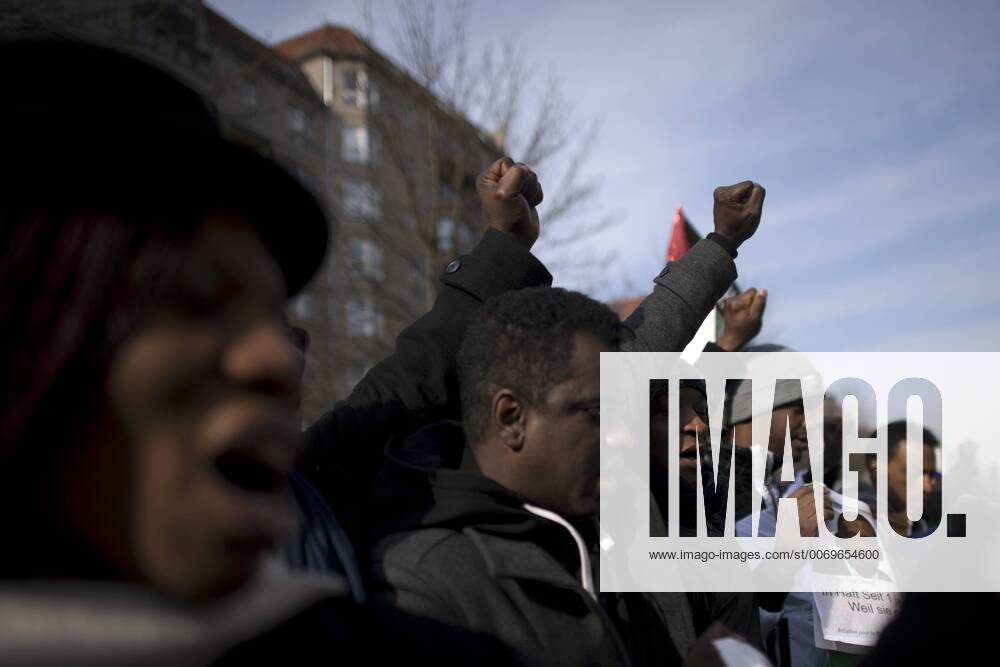 Gedenkmarsch Kolonialgeschichte DEU, Deutschland, Germany, Berlin, 27.02.2016 Demonstranten afrikanischer Herrkunft mit geballter Faust beim Singen der suedafrikanischen Hymne beim 10. Gedenkmarsch zur Erinnerung an die afrikanischen Opfer von Versklavung, Kolonialismus und rassistischer Gewalt vom Komitee fuer ein afrikanisches Denkmal in Berlin und afrikanischer Vereine in Berlin. Dieser Gedenkmarsch wurde ins Leben gerufen, um der Forderung nach Anerkennung der Verbrechen gegen Schwarze Menschen und Menschen afrikanischer Herkunft Nachdruck zu verleihen. Anlass ist die Berliner Afrika-Konferenz von 1884 - 1885, auf der Afrika vor 130 Jahren unter den europaeischen Kolonialmaechten aufgeteilt wurde. Mehr als 30 Millionen Afrikanerinnen und Afrikaner wurden Opfer von Versklavung und kolonialen Verbrechen gegen die Menschlichkeit. Die von Deutschland an den Herero und Nama begangenen Voe