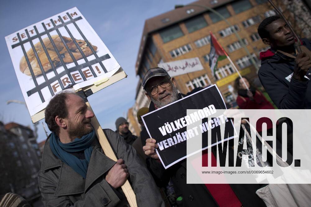 Gedenkmarsch Kolonialgeschichte DEU, Deutschland, Germany, Berlin, 27.02.2016 Demonstranten mit Plakat Voelkermord verjaehrt nicht und Set them Free beim 10. Gedenkmarsch zur Erinnerung an die afrikanischen Opfer von Versklavung, Kolonialismus und rassistischer Gewalt vom Komitee fuer ein afrikanisches Denkmal in Berlin und afrikanischer Vereine in Berlin. Dieser Gedenkmarsch wurde ins Leben gerufen, um der Forderung nach Anerkennung der Verbrechen gegen Schwarze Menschen und Menschen afrikanischer Herkunft Nachdruck zu verleihen. Anlass ist die Berliner Afrika-Konferenz von 1884 - 1885, auf der Afrika vor 130 Jahren unter den europaeischen Kolonialmaechten aufgeteilt wurde. Mehr als 30 Millionen Afrikanerinnen und Afrikaner wurden Opfer von Versklavung und kolonialen Verbrechen gegen die Menschlichkeit. Die von Deutschland an den Herero und Nama begangenen Voelkermorde in Namibia und di