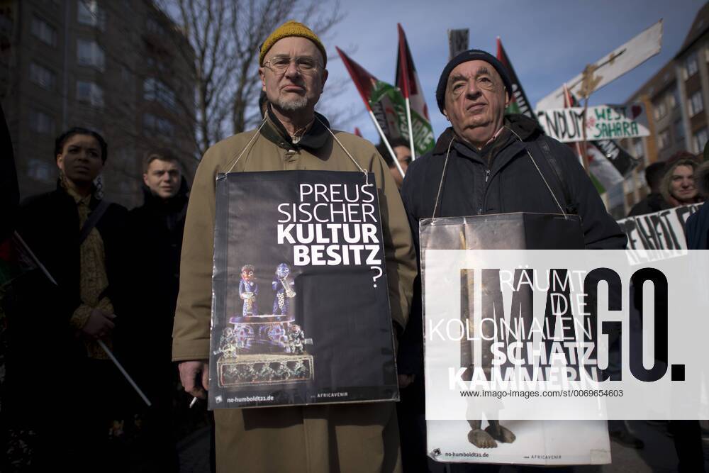 Gedenkmarsch Kolonialgeschichte DEU, Deutschland, Germany, Berlin, 27.02.2016 Demonstrant mit Plakat Preussischer Kulturbesitz und raeumt die kolonialen Schatzkamamern gegen die Kolobialgeschichte und die Aneigung afrikanischer Kulturgueter durch deutsche Museen und dem Humboldt Forum beim 10. Gedenkmarsch zur Erinnerung an die afrikanischen Opfer von Versklavung, Kolonialismus und rassistischer Gewalt vom Komitee fuer ein afrikanisches Denkmal in Berlin und afrikanischer Vereine in Berlin. Dieser Gedenkmarsch wurde ins Leben gerufen, um der Forderung nach Anerkennung der Verbrechen gegen Schwarze Menschen und Menschen afrikanischer Herkunft Nachdruck zu verleihen. Anlass ist die Berliner Afrika-Konferenz von 1884 - 1885, auf der Afrika vor 130 Jahren unter den europaeischen Kolonialmaechten aufgeteilt wurde. Mehr als 30 Millionen Afrikanerinnen und Afrikaner wurden Opfer von Versklavung