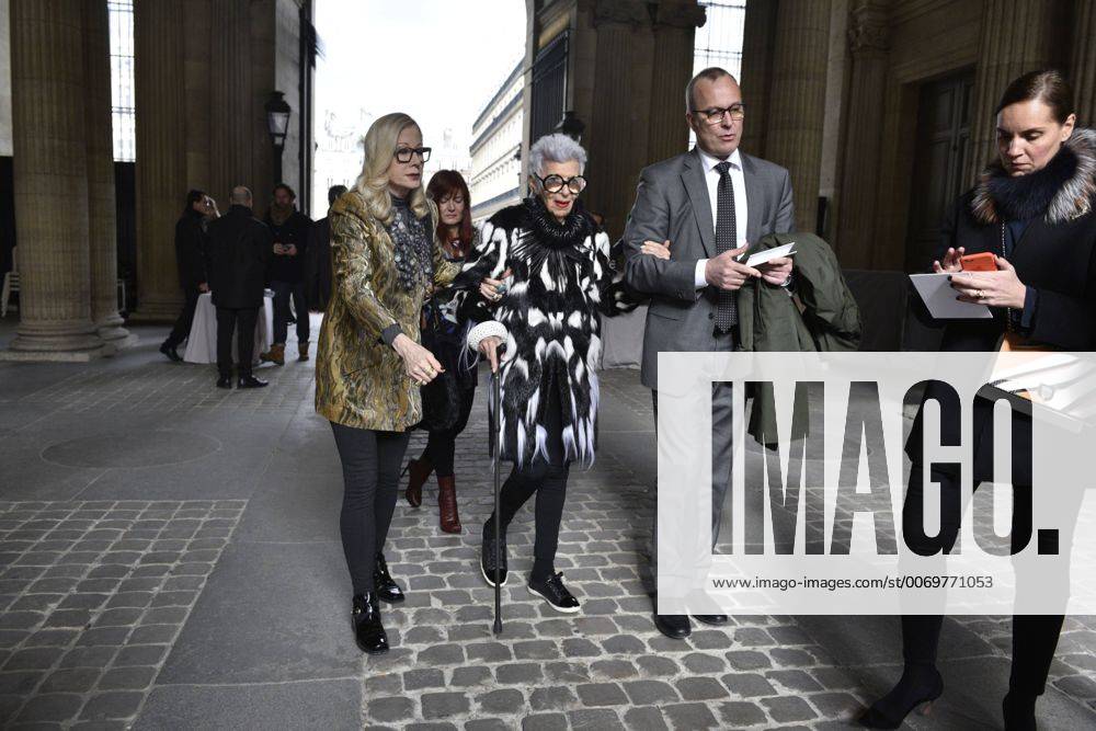 IMAGO ICONS: Iris Apfel Paris Fashion Week - Promis besuchen Dior Modenschau 205450 De Rosa Starface 2016-03-04 Paris France Fashion week ready to wear AW 2016. Defile de mode pret a porter automne hiver 2016.Christian Dior. People. Apfel, Iris