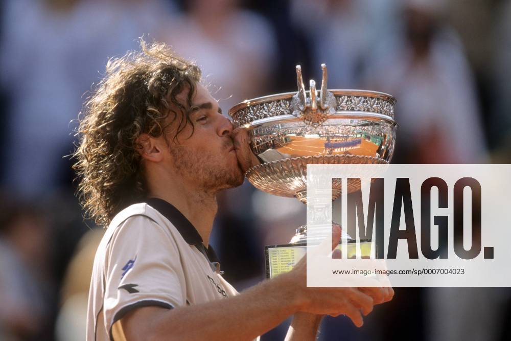Gustavo Kürten (Brasilien) - Sieger der French Open 2000 - küsst die Trophäe Tennis Herren ATP Tour 2000, French Open, Roland Garros Einzelbild Paris Freude,