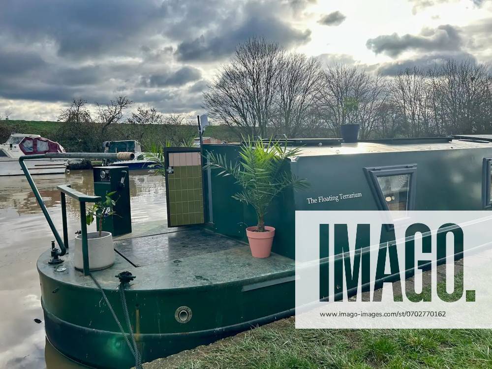 Love plants? Stay in London’s first live-in terrarium boat this summer Story from Jam Press (Terrarium Boat) Pictured: The Floating Terrarium. Love plants? Stay in London’s first live-in terrarium boat this summer Are you a plant lover? A water babe? Well, now you can take both to the next level with a stay on a ‘terrarium boat . Moored on a canal in Hackney, London, this life-size ecosystem is made for those who want to get close to nature. The 48.3 sq m boat is decked out with 150 verdant houseplants - making it a perfect live-in oasis. Terrariums are more commonly known to be small, sometimes big, glass enclosures filled with plants, stones and mosses. But this one is a floating, green sanctuary. The two-guest property is c