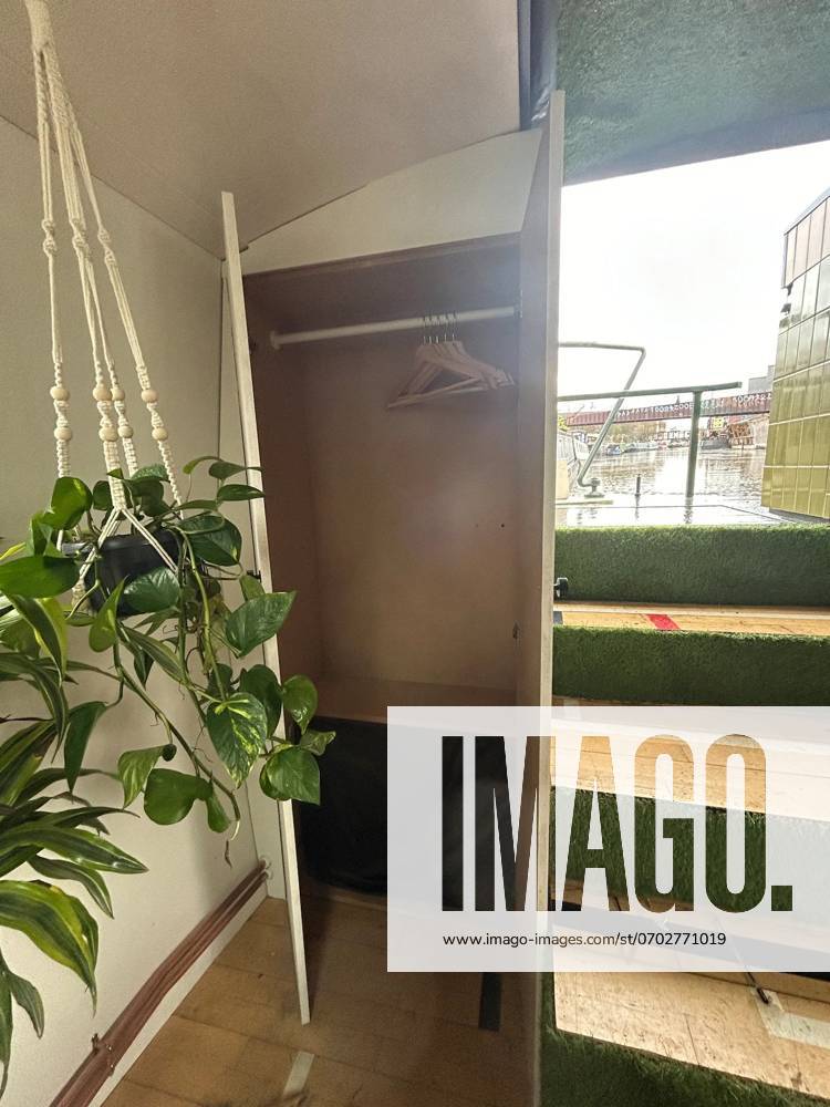 Love plants? Stay in London’s first live-in terrarium boat this summer Story from Jam Press (Terrarium Boat) Pictured: Inside The Floating Terrarium. Love plants? Stay in London’s first live-in terrarium boat this summer Are you a plant lover? A water babe? Well, now you can take both to the next level with a stay on a ‘terrarium boat . Moored on a canal in Hackney, London, this life-size ecosystem is made for those who want to get close to nature. The 48.3 sq m boat is decked out with 150 verdant houseplants - making it a perfect live-in oasis. Terrariums are more commonly known to be small, sometimes big, glass enclosures filled with plants, stones and mosses. But this one is a floating, green sanctuary. The two-guest proper
