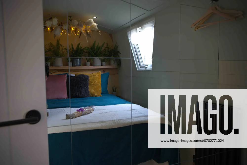 Love plants? Stay in Londons first live-in terrarium boat this summer Story from Jam Press (Terrarium Boat) Pictured: The bedroom. Love plants? Stay in Londons first live-in terrarium boat this summer Are you a plant lover? A water babe? Well, now you can take both to the next level with a stay on a ˜terrarium boat . Moored on a canal in Hackney, London, this life-size ecosystem is made for those who want to get close to nature. The 48.3 sq m boat is decked out with 150 verdant houseplants - making it a perfect live-in oasis. Terrariums are more commonly known to be small, sometimes big, glass enclosures filled with plants, stones and mosses. But this one is a floating, green sanctuary. The two-guest property is comple