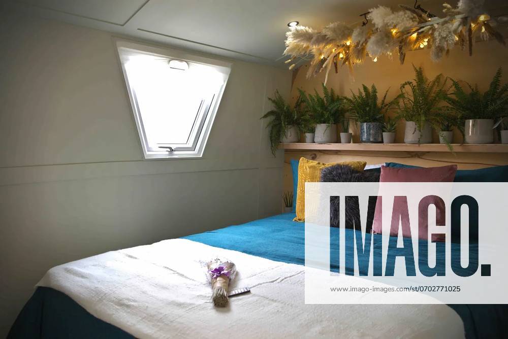 Love plants? Stay in London’s first live-in terrarium boat this summer Story from Jam Press (Terrarium Boat) Pictured: The bedroom. Love plants? Stay in London’s first live-in terrarium boat this summer Are you a plant lover? A water babe? Well, now you can take both to the next level with a stay on a ‘terrarium boat . Moored on a canal in Hackney, London, this life-size ecosystem is made for those who want to get close to nature. The 48.3 sq m boat is decked out with 150 verdant houseplants - making it a perfect live-in oasis. Terrariums are more commonly known to be small, sometimes big, glass enclosures filled with plants, stones and mosses. But this one is a floating, green sanctuary. The two-guest property is completely e