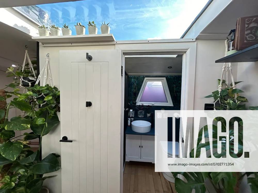 Love plants? Stay in London’s first live-in terrarium boat this summer Story from Jam Press (Terrarium Boat) Pictured: The bathroom. Love plants? Stay in London’s first live-in terrarium boat this summer Are you a plant lover? A water babe? Well, now you can take both to the next level with a stay on a ‘terrarium boat . Moored on a canal in Hackney, London, this life-size ecosystem is made for those who want to get close to nature. The 48.3 sq m boat is decked out with 150 verdant houseplants - making it a perfect live-in oasis. Terrariums are more commonly known to be small, sometimes big, glass enclosures filled with plants, stones and mosses. But this one is a floating, green sanctuary. The two-guest property is completely
