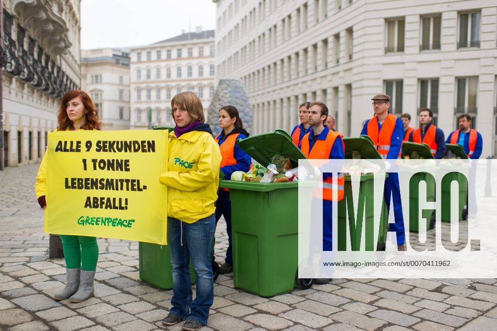 Wien 12.04.2016, Ballhausplatz, Wien, AUT, Demonstration vor dem Bundeskanzleramt, im Bild Greenpeace-Muellmarsch gegen Lebensmittelverschwendung during an demonstration in front of federal chancellors office in Vienna, Austria on 2016 04 12, EP_gru