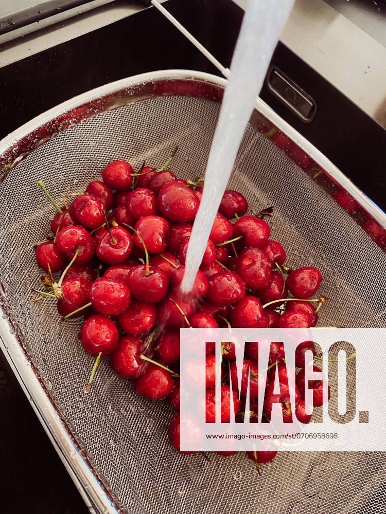 IMAGO Creative, Jahreszeit Sommer, Kirschen Nature healthy nutrition summer fruits Fresh cherries in the kitchen sink under running water