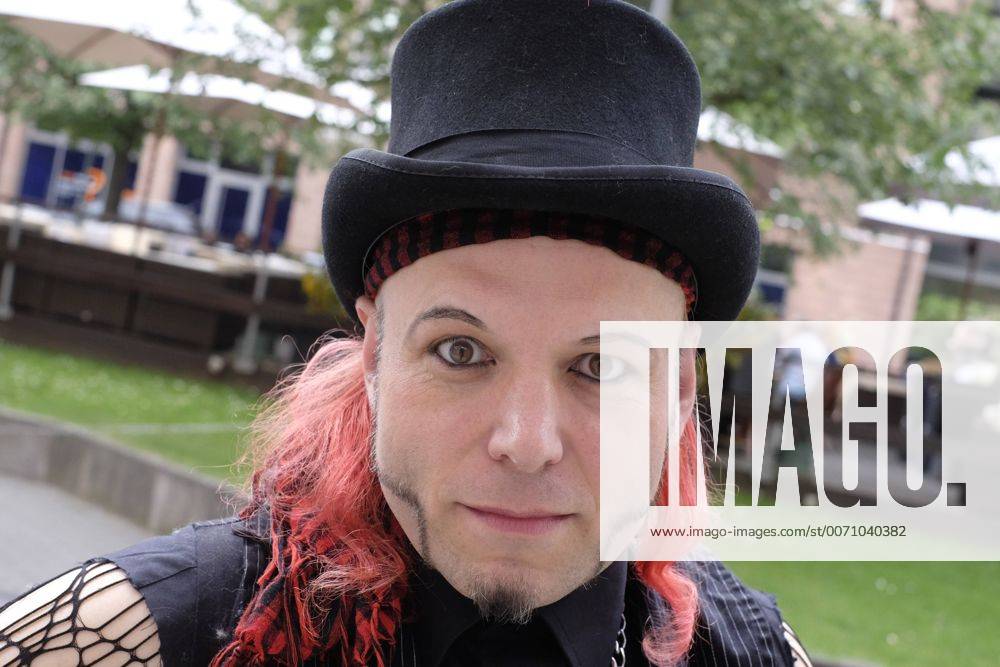 Sänger und Politiker Bruno Kramm (Das Ich, Berliner Ladesvorsitzender Piratenpartei) ist bereits anlässlich des 25. Wave-Gotik-Treffens in Leipzig eingetroffen 25. Wave-Gotik-Treffen in Leipzig WGT