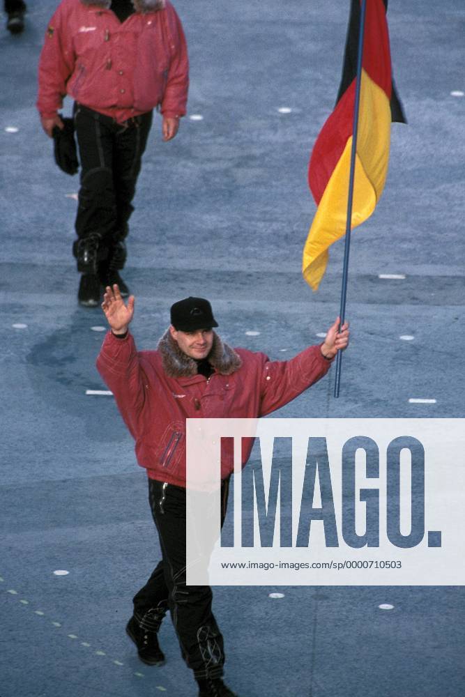 Bobpilot Wolfgang Hoppe (Deutschland) trägt die Nationalfahne während der Eröffnungszeremonie der olympischen Spiele Bobsport OS Winter Herren Olympische Winterspiele 1992, Olympia, Olympiade, Eröffnungsfeier, Eröffnung, Feier Einzelbild Albertville