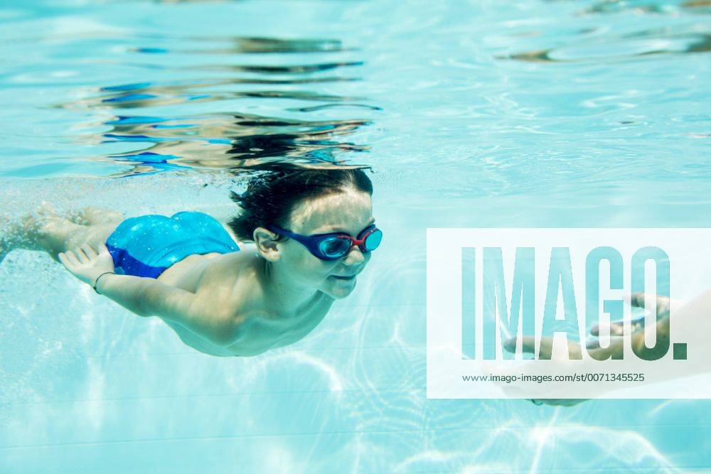 Young boy diving to mother, under water, swimming pool model released Symbolfoto ZOCF000066