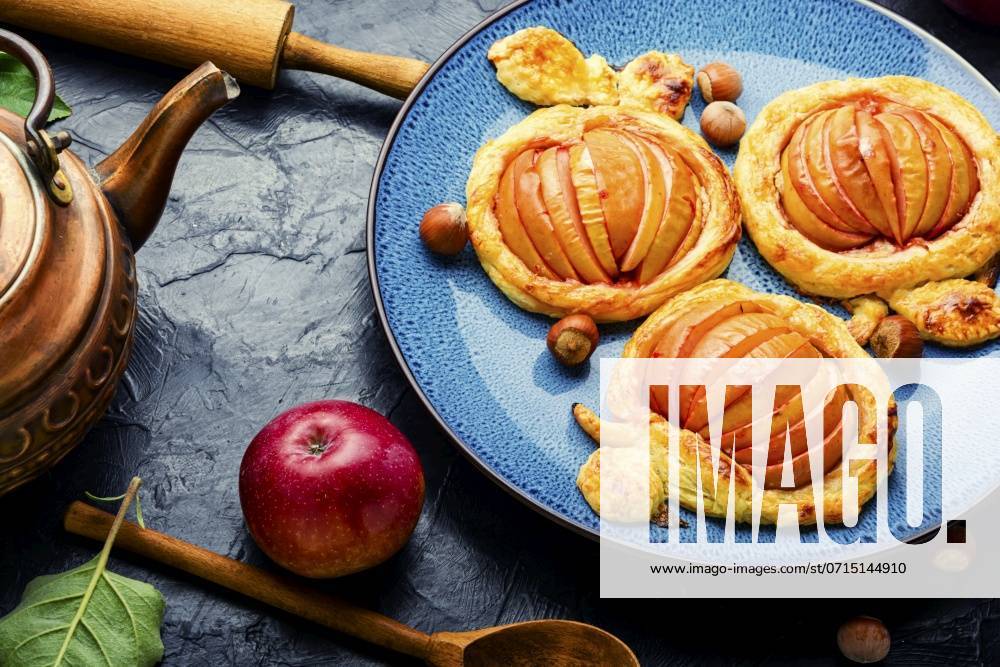 IMAGO Creative, Herbst, Food, Apfelkuchen Delicious fall pie with apples and hazelnut paste. Apple mini pie. Autumn dessert.. Pie with apples and hazelnuts ,model released, Symbolfoto
