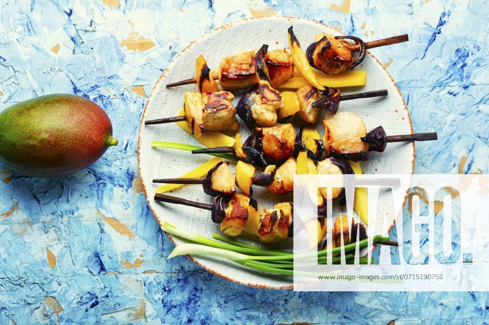 Diet chicken skewer with ripe mango. Shashlik. Delicious chicken kebabs, shashlik ,model released, Symbolfoto