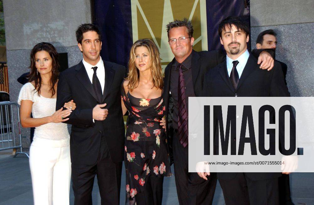 Jan. 1, 2011 - K24951AR: NBC S 75TH ANNIVERSARY CELEBRATION AT STUDIO 8H IN NEW YORK CITY 05 05 02. ANDREA RENAULT 2002.COURTNEY COX, DAVID SCHWIMMER, JENNIFER ANISTON, MATTHEW PERRY, MATT LEBLANC - ZUMAg49_