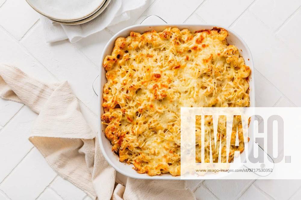 Mac and cheese in casserole on white kitchen table, Mac and cheese in casserole on white kitchen table, Mac and cheese in casserole on white kitchen table, 23.05.2023,