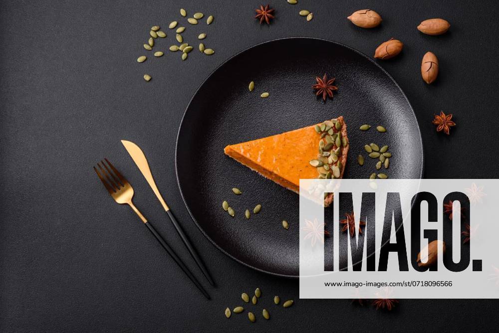 IMAGO Creative, Herbst, Food, Pumpkin Pie Beautiful tasty pumpkin pie with slices on a black ceramic plate, Beautiful tasty pumpkin pie with slices on a black ceramic plate on a dark concrete background, Beautiful tasty pumpkin pie with slices on a black ceramic plate on a dark concrete background, 08.09.2023,