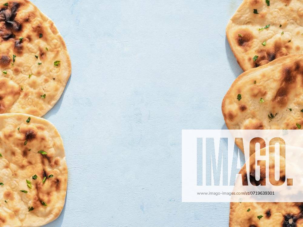 IMAGO Creative, Food, Brot, Naan naan flatbread on blue, copy space, top view, Pattern of fesh naan bread on blue background with copy space in center. Top view of perfect naan flatbreads as indian pakistani food background, Pattern of fesh naan bread on blue background with copy space in center. Top view of perfect naan flatbreads as indian pakistani food background, 19.07.2023,