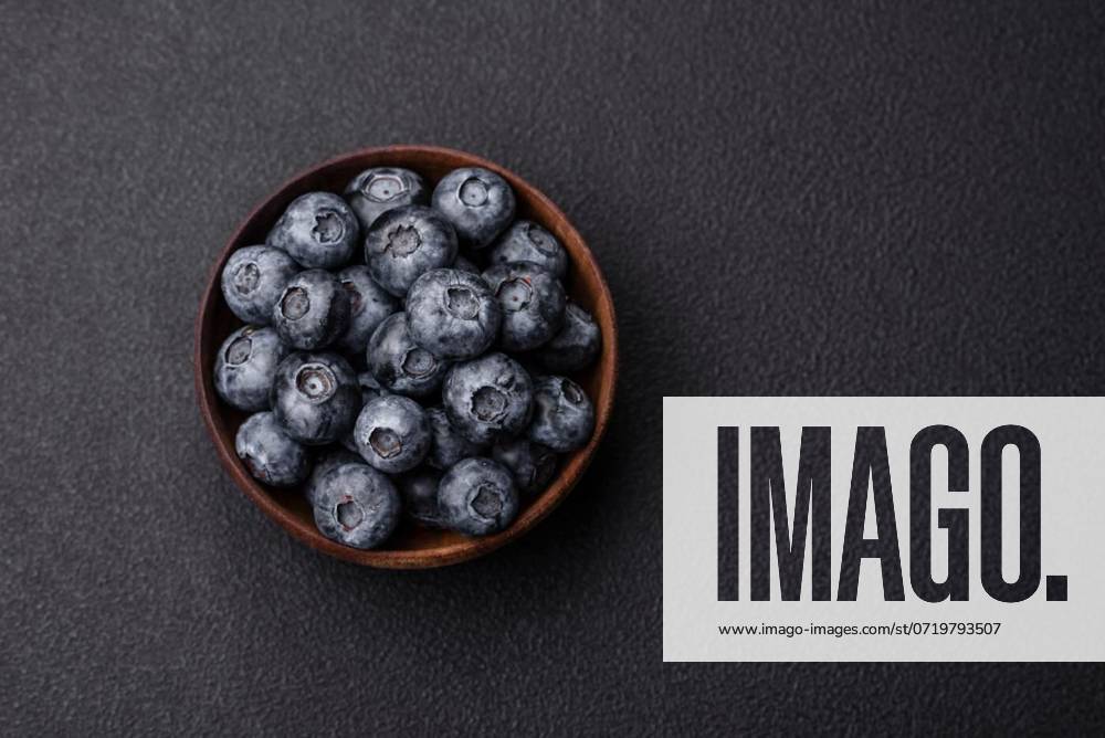 Delicious fresh sweet blueberries in a ceramic bowl. Vegan food, Delicious fresh sweet blueberries in a ceramic bowl on a dark concrete background, Delicious fresh sweet blueberries in a ceramic bowl on a dark concrete background, 21.09.2023,