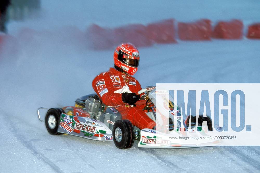 Michael Schumacher (Deutschland Ferrari) in seinem Kartwagen auf der eisigen Fläche Motorsport Herren Ferrari Skiwoche 2003, Formel 1, F1, Winter, Ausflug, IceKart, Ice-Kart, Eis, Go-Kart, GoKart, Einzelbild Madonna di Campiglio Dynamik,