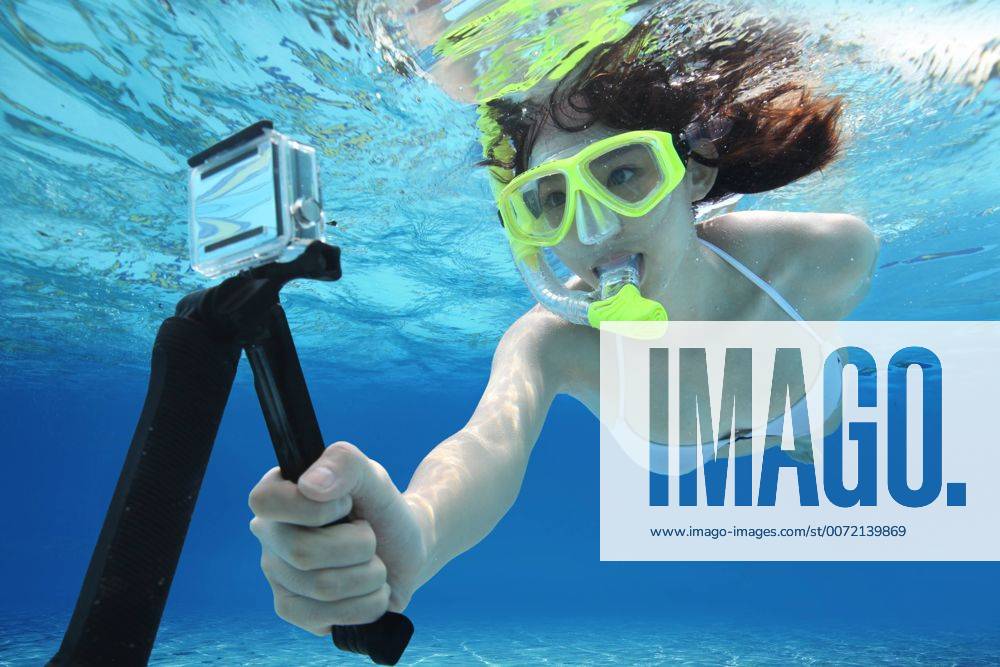 Young women underwater movement cpmh-101613f10z