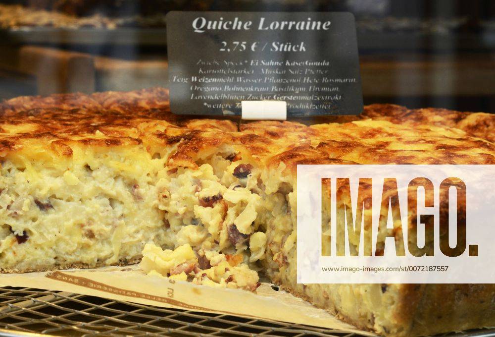 Eine frisch gebackene Quiche Lorraine lockt am 17.05.2016 im Schaufenster einer Baeckerei im Belgischen Viertel in Koeln.