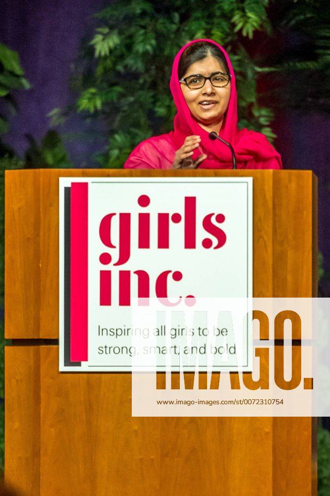 Berühmte Feministinnen, Malala Yousafzai July 18, 2016 - Omaha, Nebraska, U.S - Nobel Prize winner MALALA YOUSAFZAI speaks to a crowd of 3,500 at a Girls Inc luncheon at the CenturyLink Center in Omaha, Nebraska. Omaha U.S. - ZUMAb300