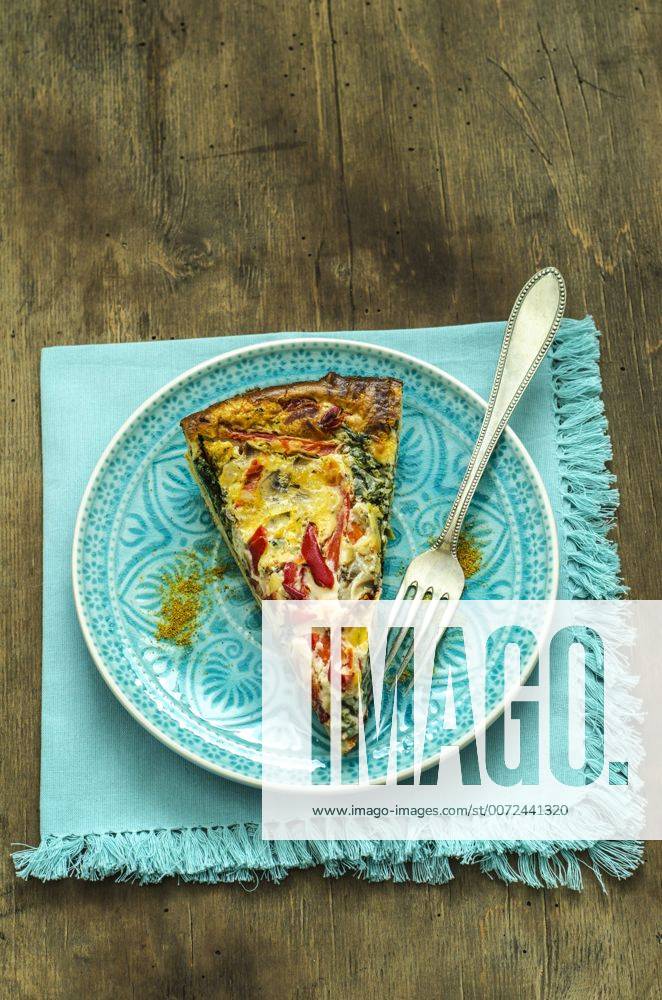 Vegetable quiche with paprika, spinach and champignon on plate ODF001400