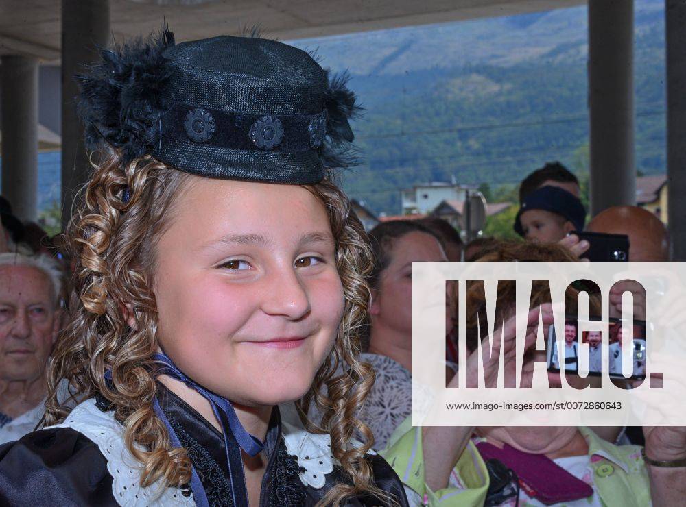 Kaiserzug nach Bad Ischl mit originaler Zuggarnitur und Dampflokomotive und Empfang des Kaiserpaares in der Kaiservilla in Bad Ischl. Dieses Bild zeigt eine junge Statistin Tochter Marie Valerie darstellend 2016 - Kaiserzug nach Bad Ischl mit originaler Zuggarnitur und Dampflokomotive und Empfang des Kaiserpaares in der Kaiservilla in Bad Ischl