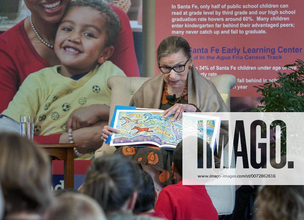 IMAGO ICONS: Ruth Bader Ginsburg Berühmte Feministinnen, Ruth Bader Ginsburg Ruth Bader Ginsburg Lesung in Santa Fe August 16, 2016 - U.S. - U.S. Supreme Court Justice Ruth Bader Ginsburg reads a book titled Go West to children in programs at Untied Way of Santa Fe County, Tuesday August 16, 2016. The book is by New Mexico author Joel Nakamura. U.S. - ZUMAab1_