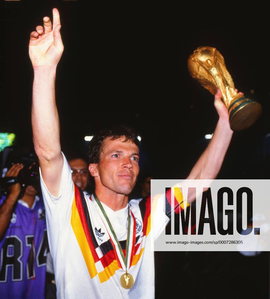 Weltmeister Lothar Matthäus (BR Deutschland) mit der Trophäe o0 Jubel Freude Weltpokal Pokal Objekte BRD
