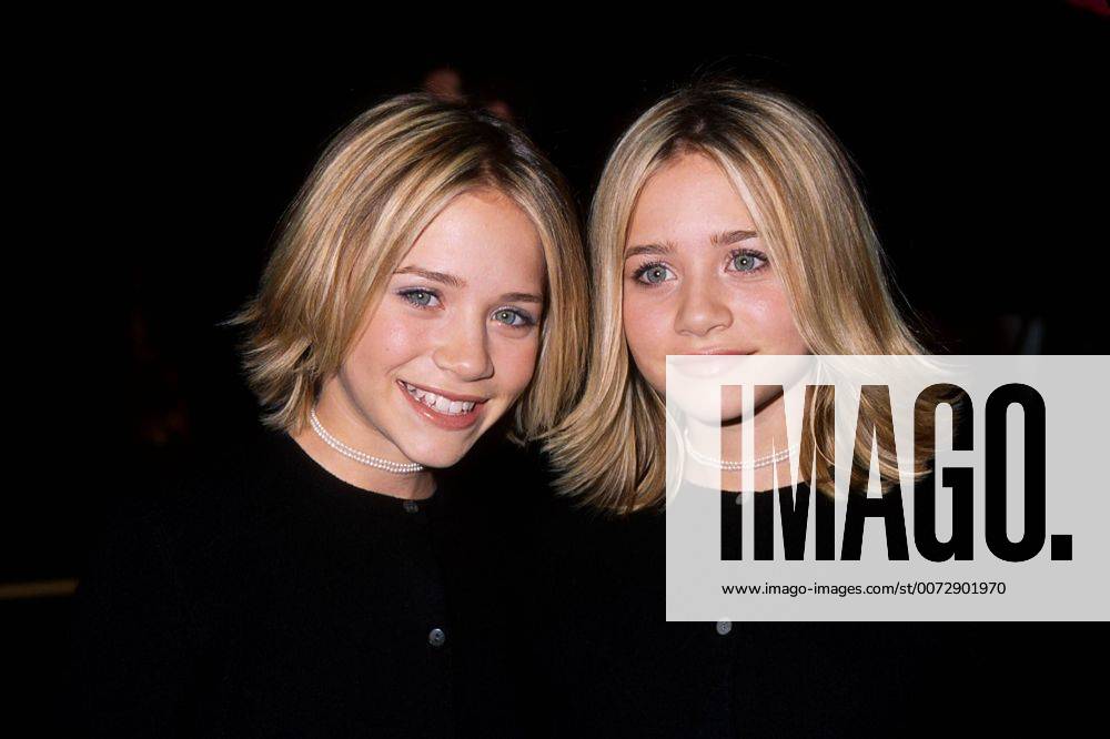 MARY KATE OLSEN AND ASHLEY OLSEN . ANNA & THE KING PREMIERE AT MANN S CHINESE THEATER 12-15-1999. I5468BK.Â - ZUMAg49_