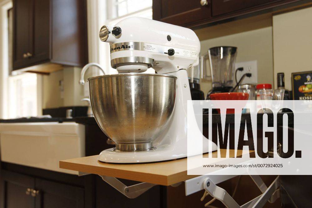 IMAGO Creative: Haushaltsgeräte - Küchenmaschine One of Diane James cabinets is devoted to store a Kitchenaid mixer with a it s own shelf that doubles as a stand at her home on Mentelle Park in Lexington, Ky., Tuesday, Sept. 1, 2009. James kitchen will be on the kitchen tour sponsored by Child Care Development Center of the Bluegrass. Pablo Alcala Staff. - ZUMAl61_