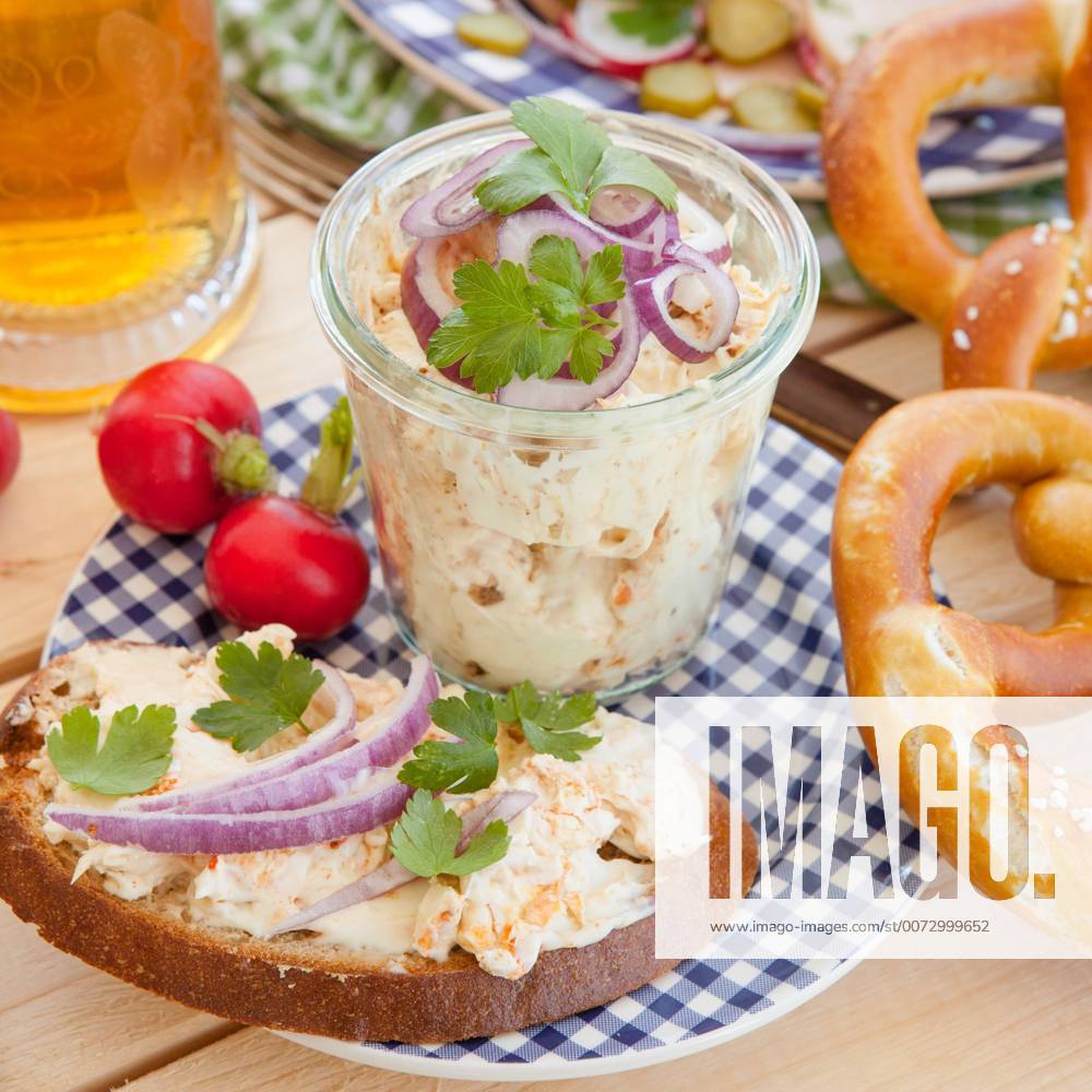 IMAGO Creative, Food, Brotzeit Food, Obazda Typisch bayrische Brotzeit mit angemachten Camembert in einem Einmachglas 1079703313