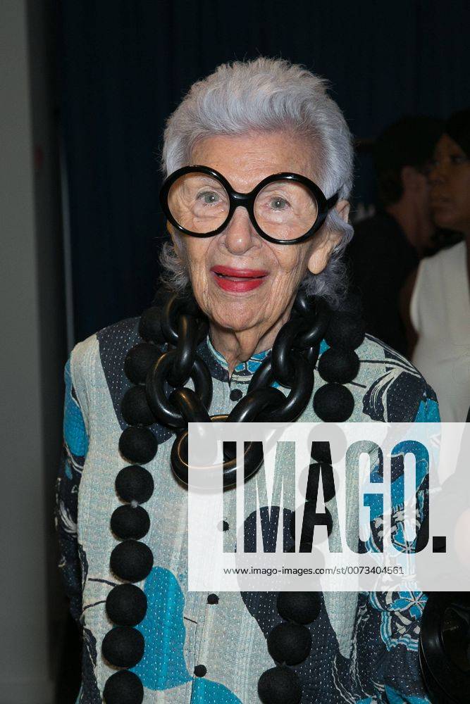 IMAGO ICONS: Iris Apfel Iris Apfel (95) bei der Ankunft zur Signature Statement Collection by HSN Show am 12.09.2016 im Rahmen der New York Fashion Week Spring Summer 2017 in NY New York Fashion Week S S 2017 - Signature Statement Collection by HSN - Front Row and Red Carpet
