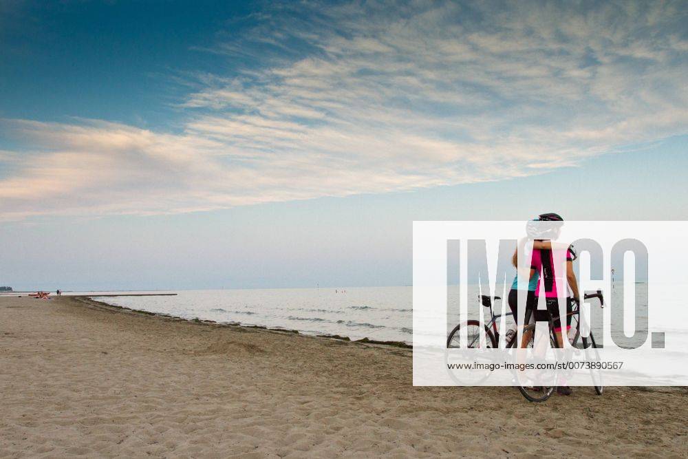 IMAGO Creative: Klimawandel - Nachhaltiges Reisen Rennradfahrer am Strand von Grado auf dem Alpe Adria-Weg Grado Nord-Italien Italien Alpe-Adria-Weg