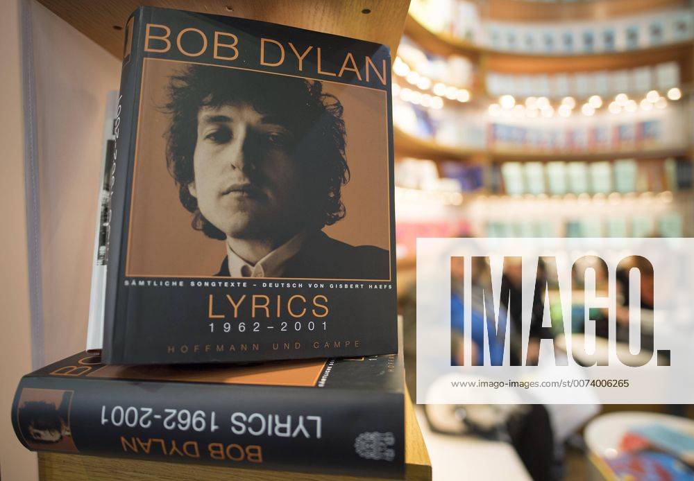 Feature, Allgemein, Bucher von Bob Dylan der den Literatur Nobelpreis 2016 bekommen hat, am 19.10.2016 Frankfurter Buchmesse 2016 vom 19.10 - 23.10.2016 in Frankfurt am Main Deutschland.