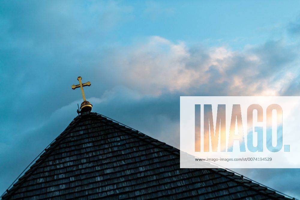 Kaprun THEMENBILD - ein Kreuz auf dem Dach einer Kapelle gegen den Wolkenverhangenen Abend Himmel fotografiert. Am 1. November, gedenken Katholiken aller Menschen, die in der Kirche als Heilige verehrt werden. Das Fest Allerseelen am darauf folgenden 2. November, ist dem Gedaechtnis aller Verstorbenen gewidmet, aufgenommen am 30.10.2016, Kaprun, Oesterreich A cross on the roof of a chapel photographed against the cloudy evening sky, on All Saints Day 1st November, Catholics remember all people who are venerated as saints in the church. The festival Souls on the following second November is dedicated to the memory of all deceased, taken at the cemetery in Kaprun, Austria on 2016 10 30. EP_fei