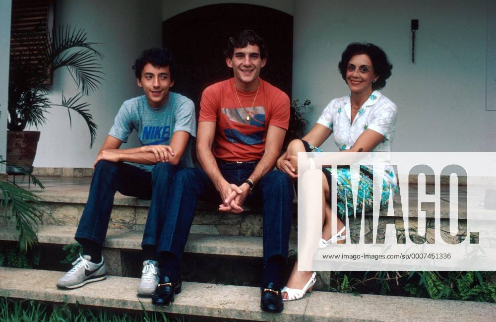Mar 19, 1984 - Sao Paulo, Brazil - AYRTON SENNA (BRA) with his Mother Neusa and brother Leonardo (left) at his home in Sao Paulo prior to his first Grand Prix, Formula One Drivers At Home. - ZUMAs04 o0 Familie Eltern Mutter Freude