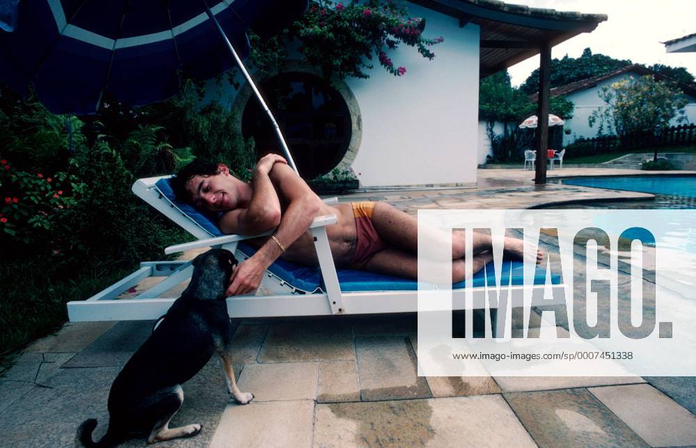 Mar 19, 1984 - Sao Paulo, Brazil - AYRTON SENNA (BRA) at his home in Sao Paulo prior to his first Grand Prix, Formula One Drivers At Home. - ZUMAs04 o0 Hund Tier Haustier Freude nackt swimming pool Swimmingpool sonnen Bräunen Freizeit