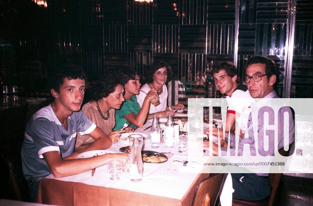 Mar 25, 1984 - Rio de Janeiro, Brazil - AYRTON SENNA (BRA, 2R) enjoys a meal with his family at a restaurant in Rio prior to his debut at the Brazilian Grand Prix. Father Milton (R), Mother Neusa (4L) and Brother Leonardo (L) - ZUMAs04 o0 Familie Essen Abendessen Nahrung Ernährung Eltern Mutter Bruder