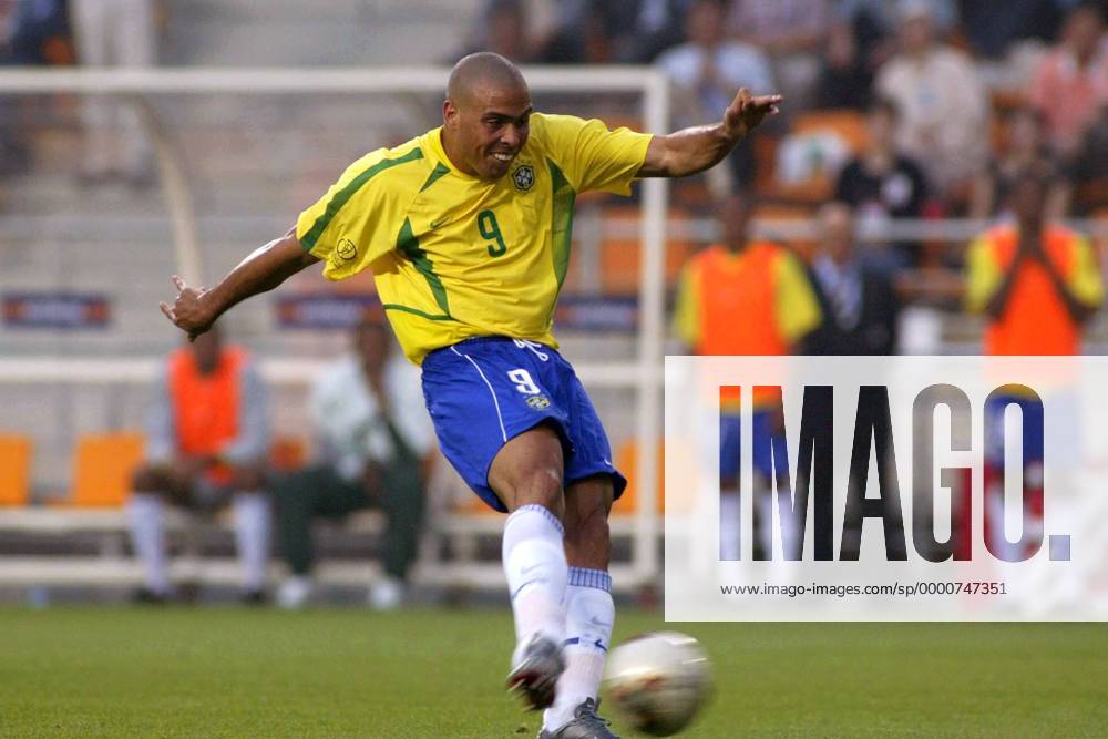 Ronaldo (Brasilien) zieht ab Fußball WM Herren Weltmeisterschaft 2002, Länderspiel, Gruppenspiel, Gruppe C, Nationalmannschaft, Nationalteam Einzelbild Ulsan Dynamik,