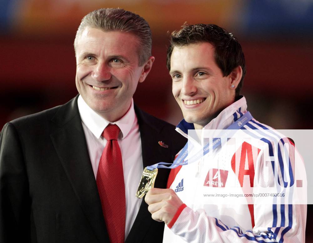 LEICHTATHLETIK - EAA Hallen-EM 2011 PARIS,FRANKREICH,06.MAR.11 - DIVERS, LEICHTATHLETIK, MEHRKAMPF - EAA Europameisterschaften, Siebenkampf der Herren, Stabhochsprung. Bild zeigt v.li. Sergey Bubka (UKR) und Europameister Renaud Lavillenie (FRA). Keywords: Medaille. o0 Gold Goldmedaille Sieg
