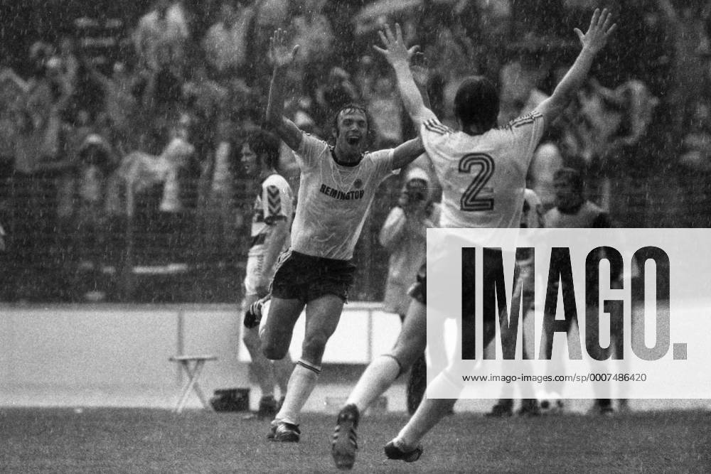 Karl-Heinz Körbel, Eintracht Frankfurt, Mitte, jubelt nach seinem Tor zum 1:0, Torjubel, rechts jubelt Peter REICHEL, Eintracht Frankfurt - MSV Duisburg 1:0, Fussball, DFB Pokal, Finale, Endspiel, SW-Aufnahme, 21.06.1975. o0 vsw